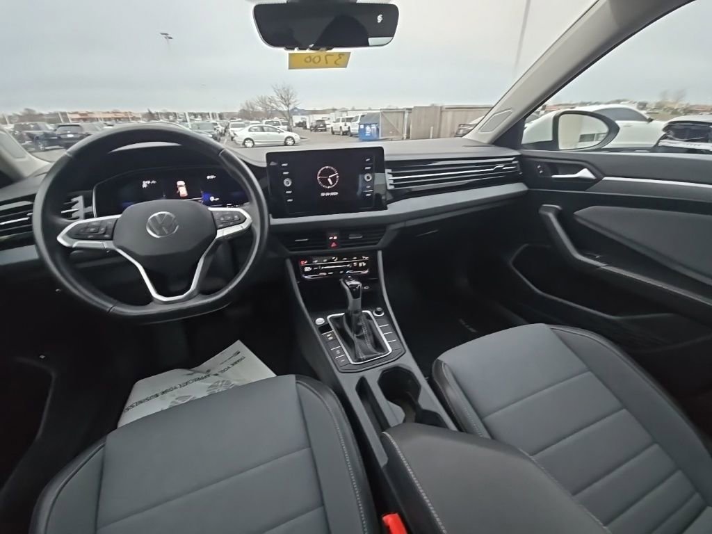 Used 2025 Volkswagen Jetta SE w/ Sunroof Package image 26