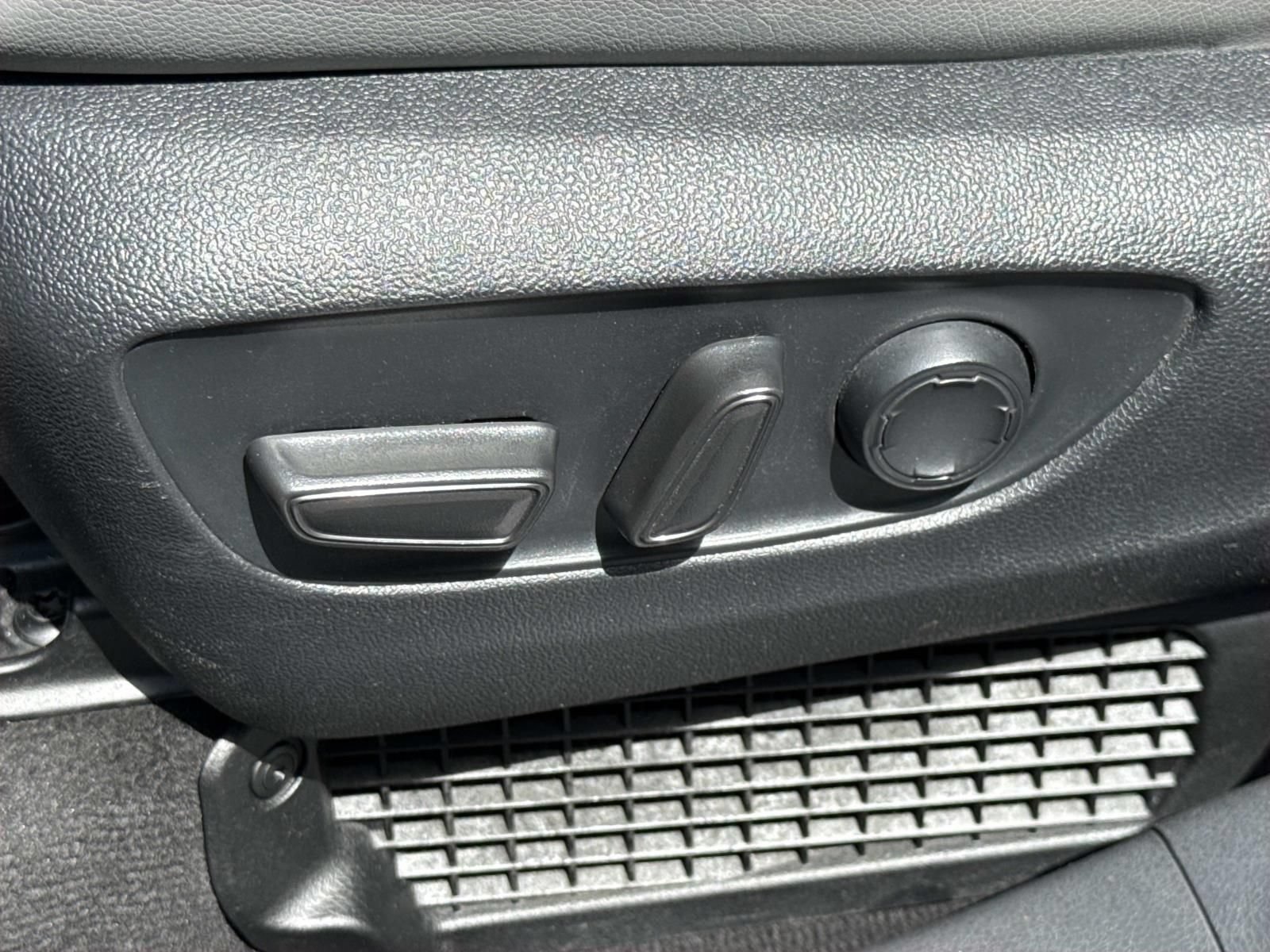 Used 2024 Toyota Sienna XLE FWD image 22