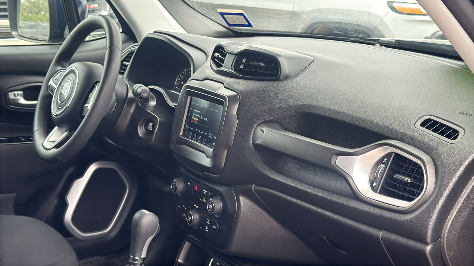 Used 2021 Jeep Renegade Latitude FWD image 28
