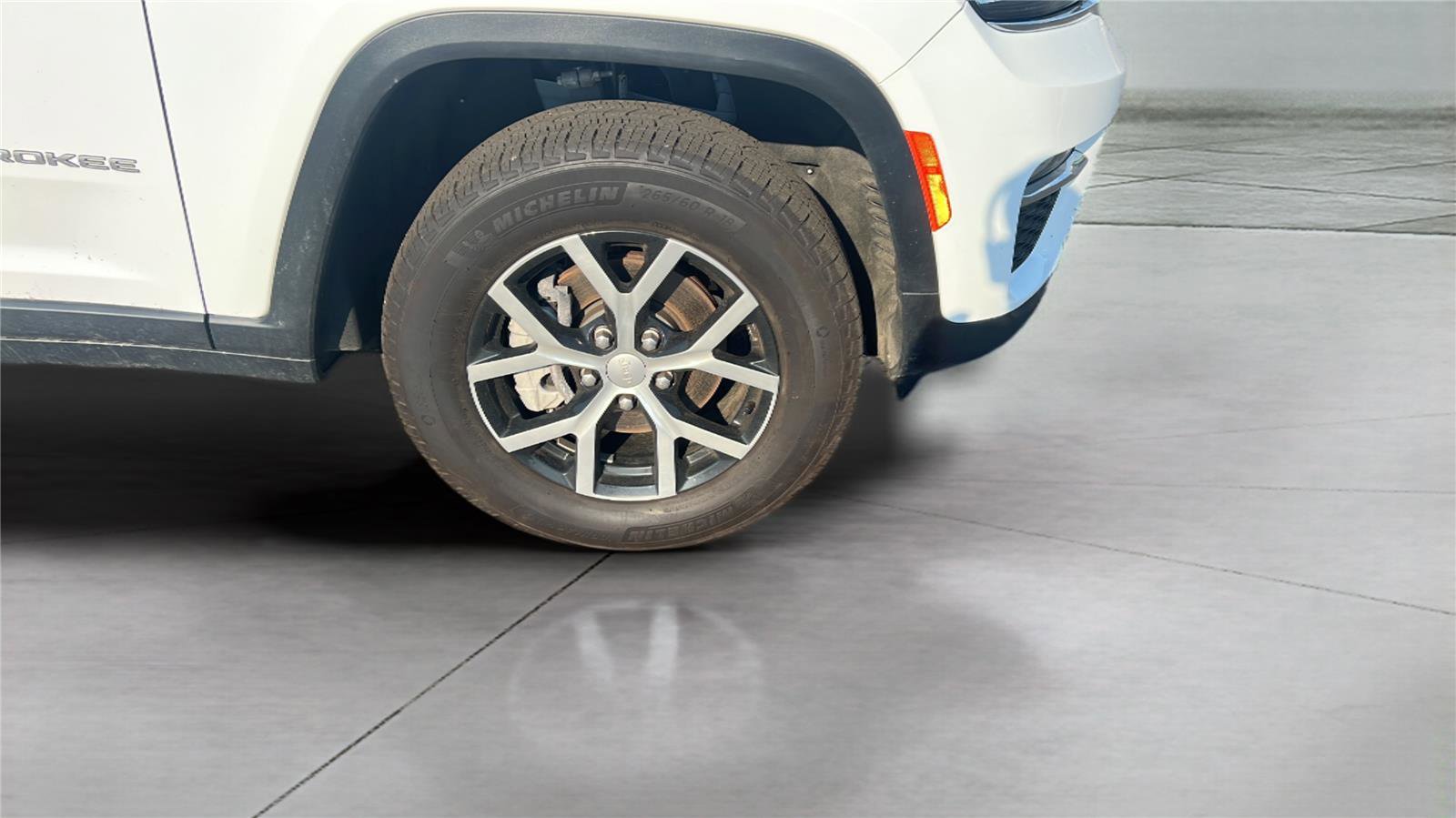 Certified 2024 Jeep Grand Cherokee Limited AWD/4WD image 30