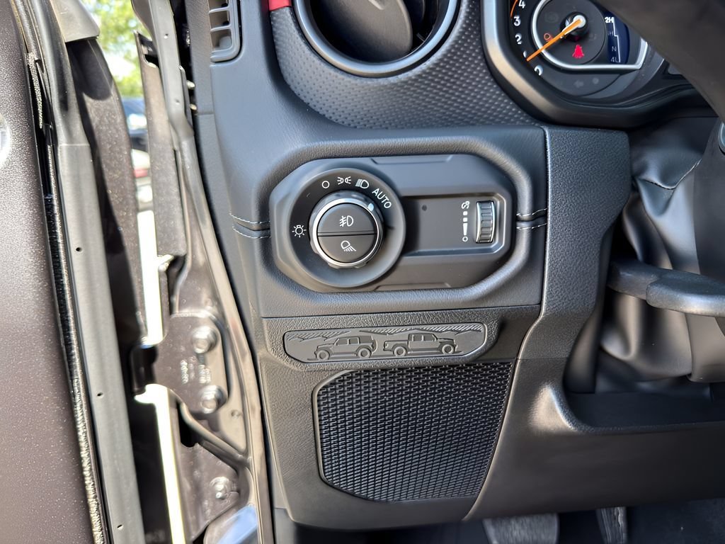 Used 2025 Jeep Gladiator Rubicon w/ Convenience Group AWD/4WD image 23