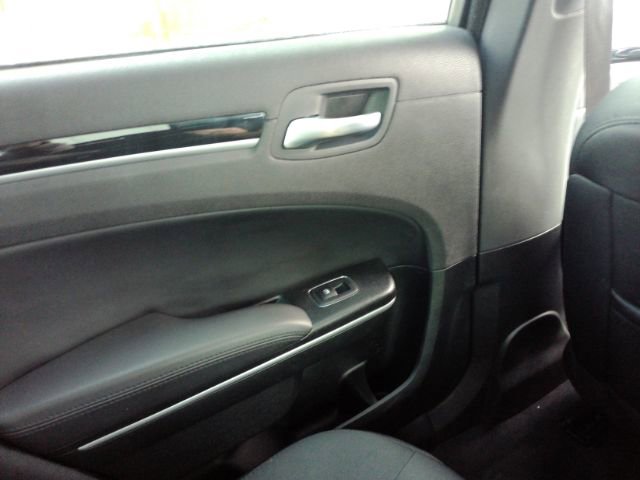 Used 2023 Chrysler 300 Touring w/ Sport Appearance Package image 26