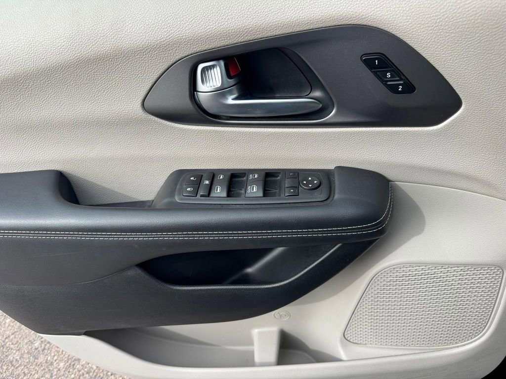 Used 2024 Chrysler Pacifica Touring-L image 20