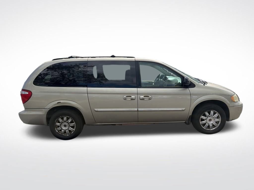 Used 2006 Chrysler Town & Country Touring image 4