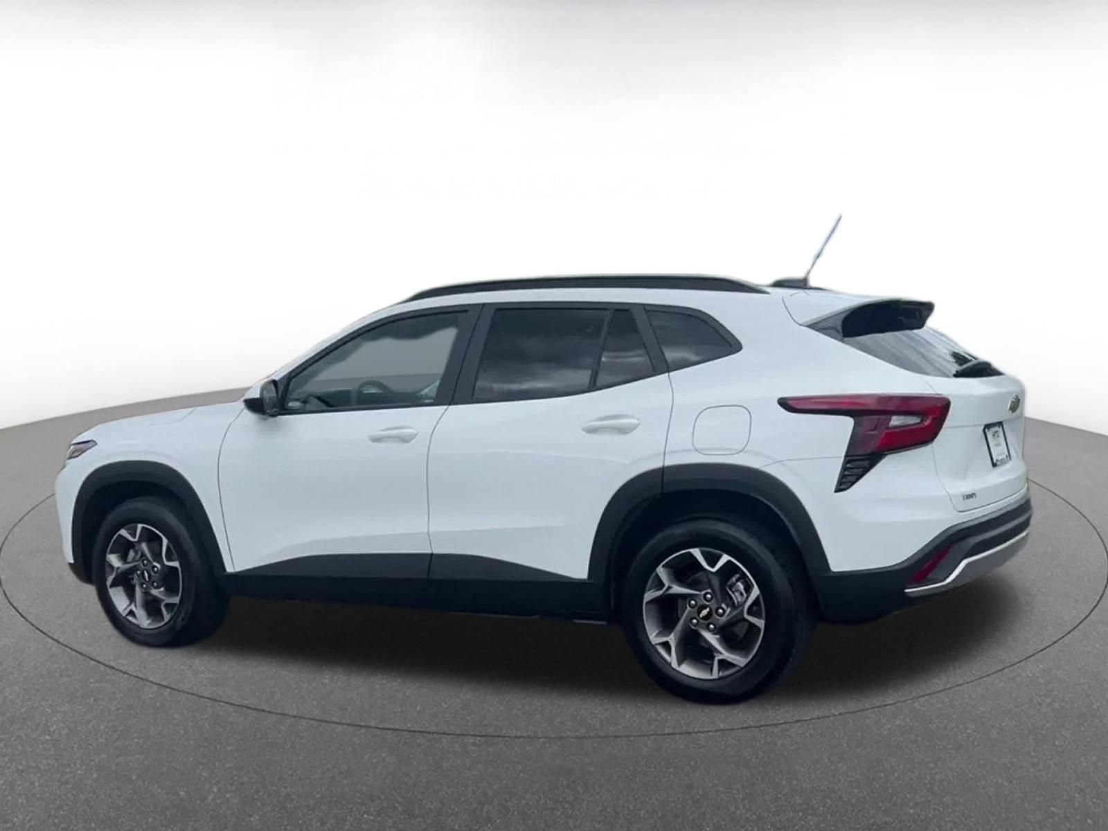 Used 2025 Chevrolet Trax LT FWD image 10
