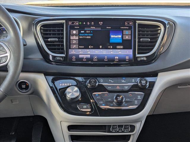 Used 2023 Chrysler Pacifica Touring-L image 13