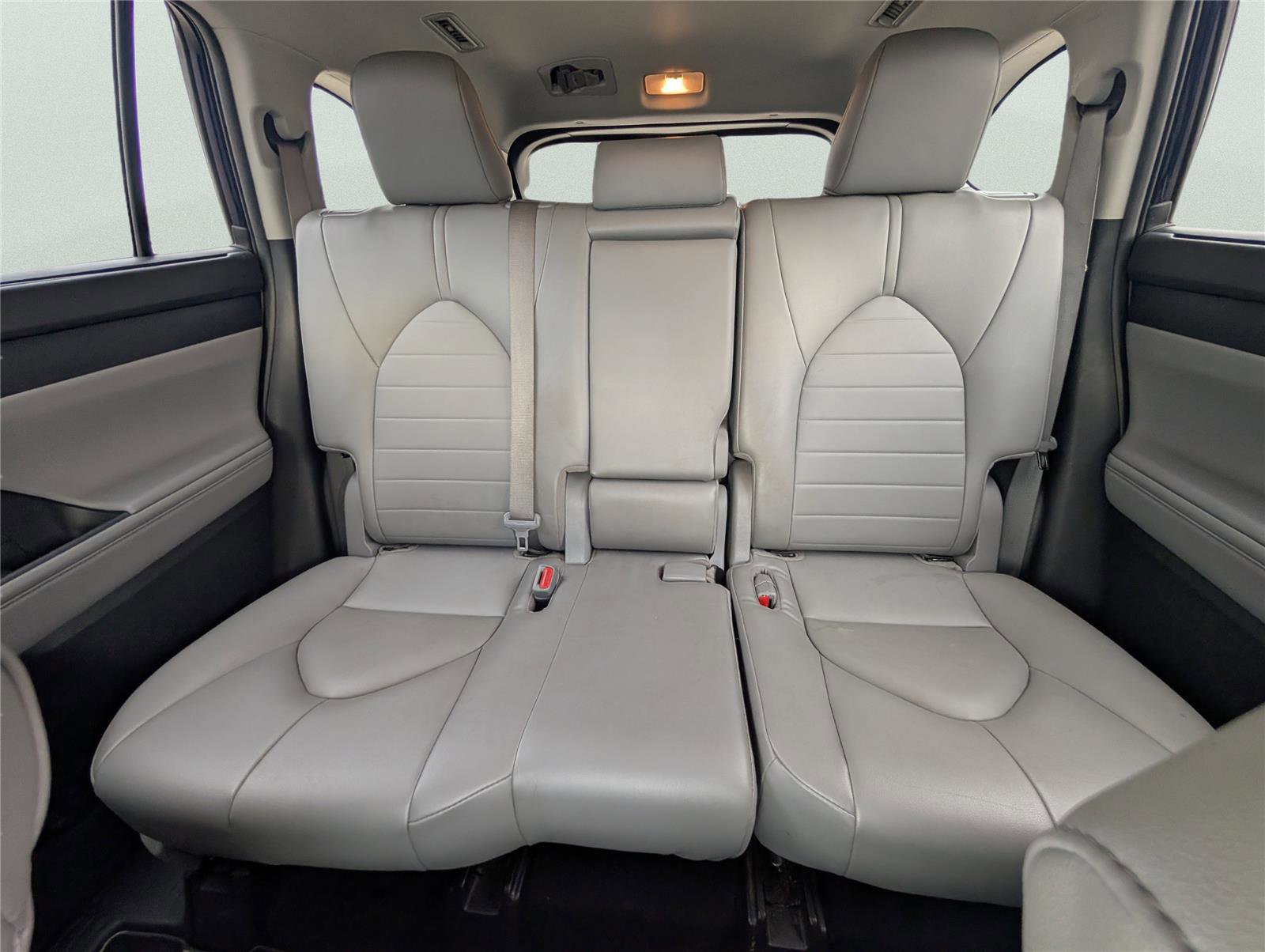 Used 2022 Toyota Highlander XLE image 12