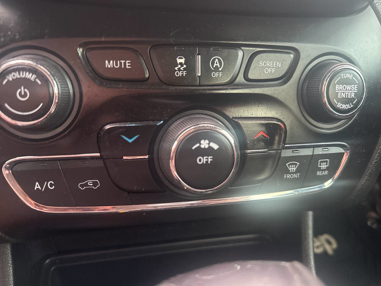 Used 2020 Jeep Cherokee Latitude w/ Cold Weather Group image 41