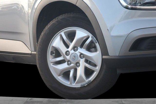 Used 2021 Hyundai Venue SE FWD image 3
