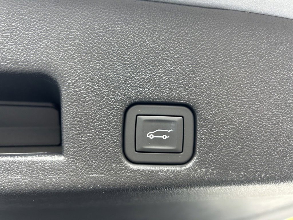 Used 2025 Chevrolet Traverse RS image 46