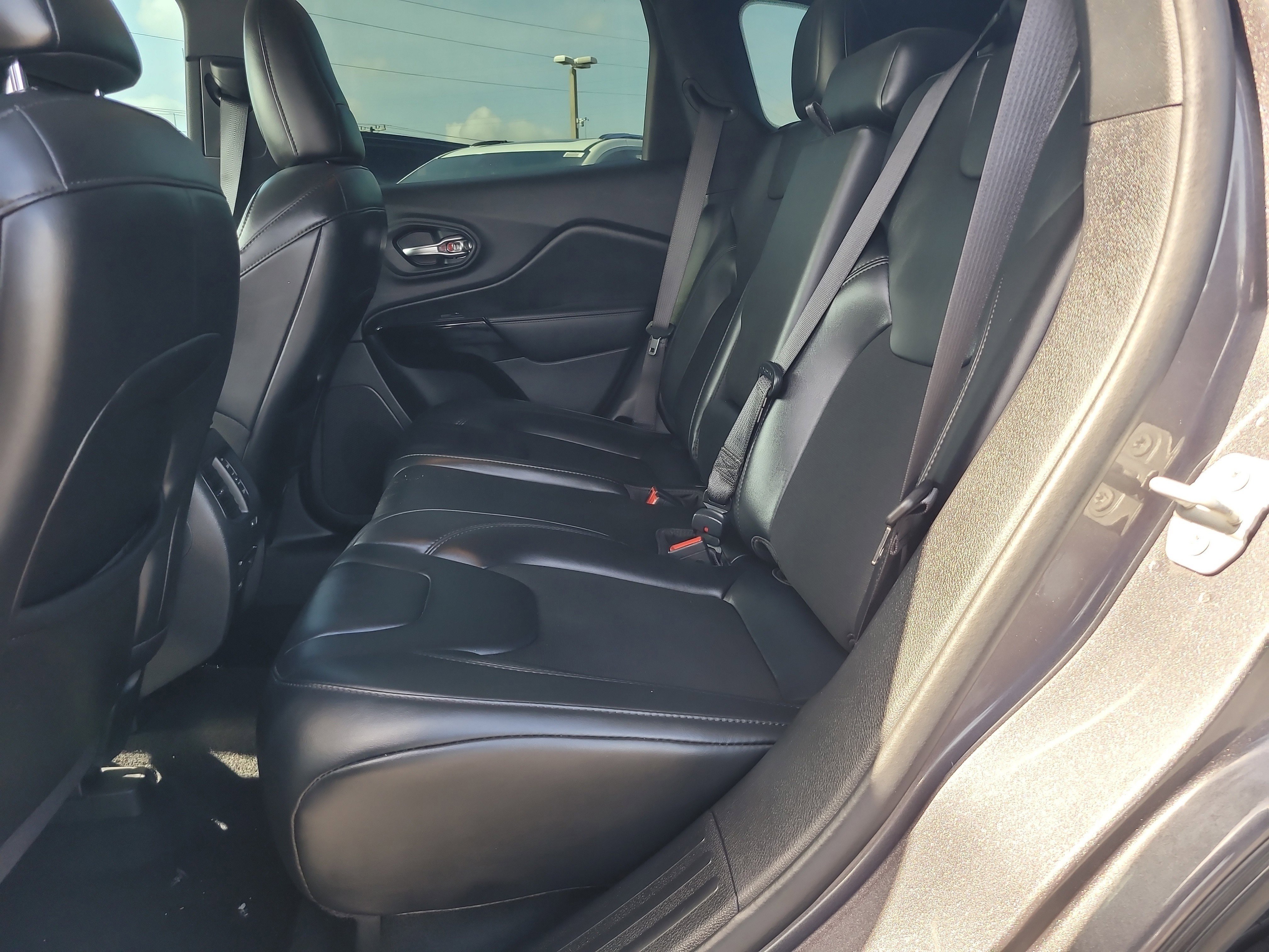 Used 2020 Jeep Cherokee Latitude Plus image 11