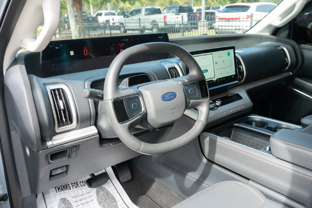 Used 2025 Ford Expedition Active RWD image 24