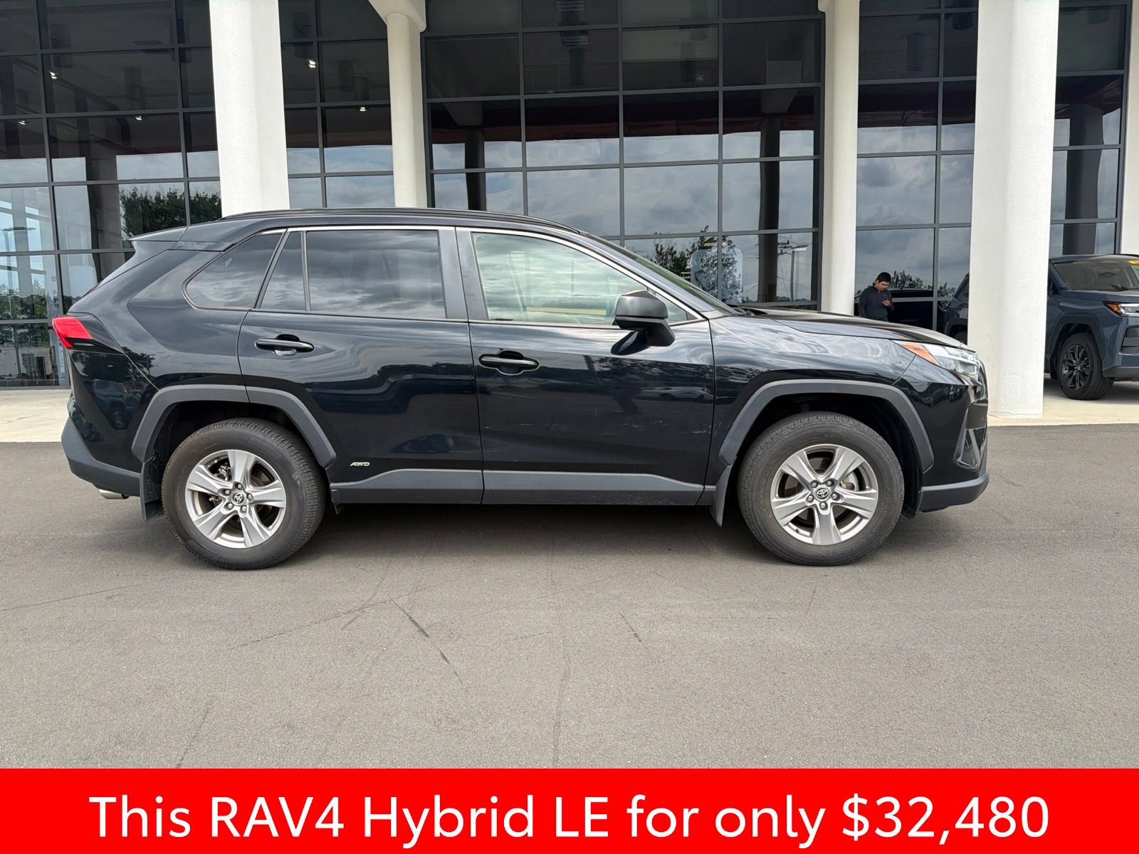 Used 2023 Toyota RAV4 LE AWD/4WD image 5