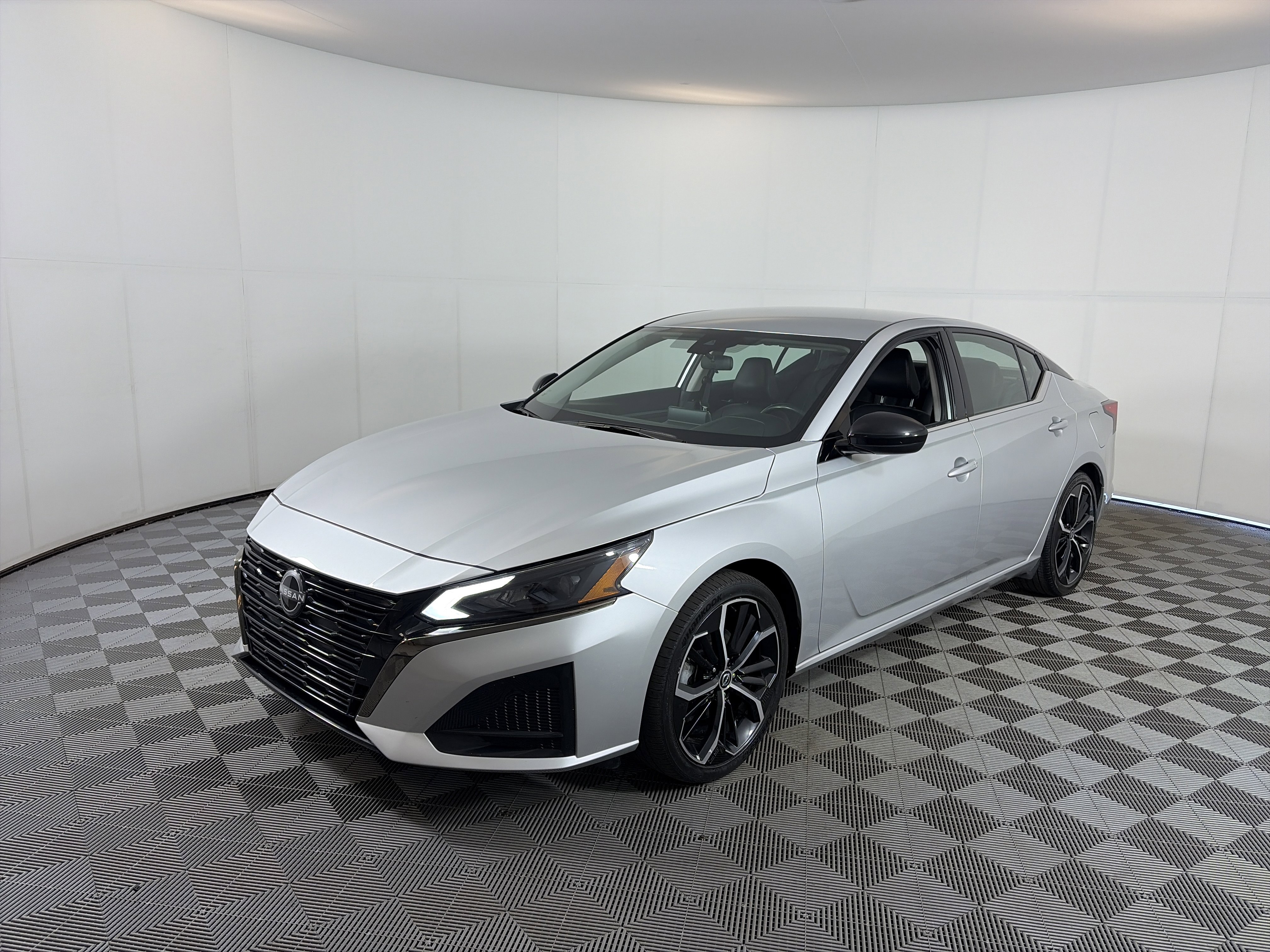 Used 2024 Nissan Altima 2.5 SR FWD image 2