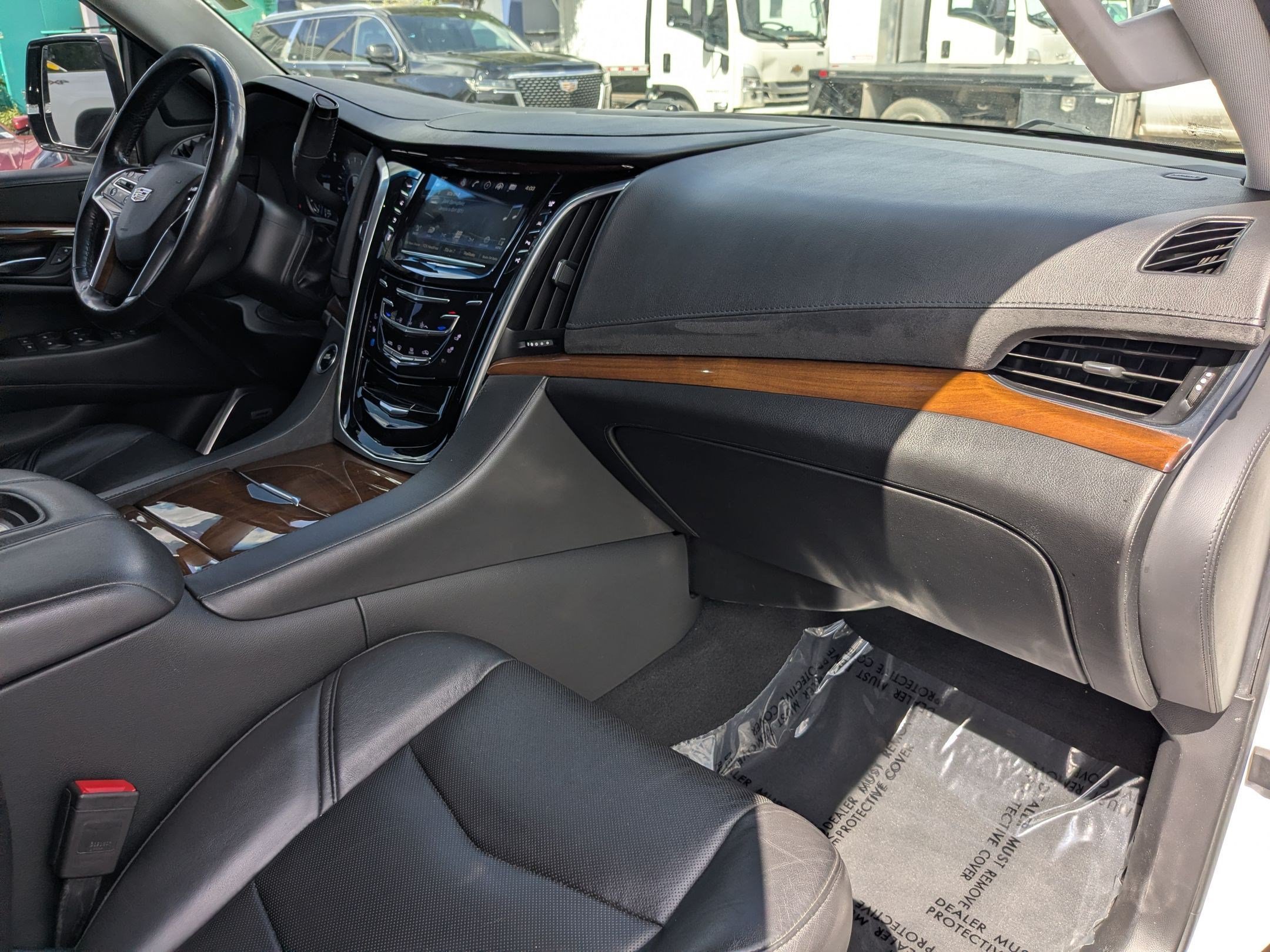 Certified 2020 Cadillac Escalade Premium Luxury AWD/4WD image 32