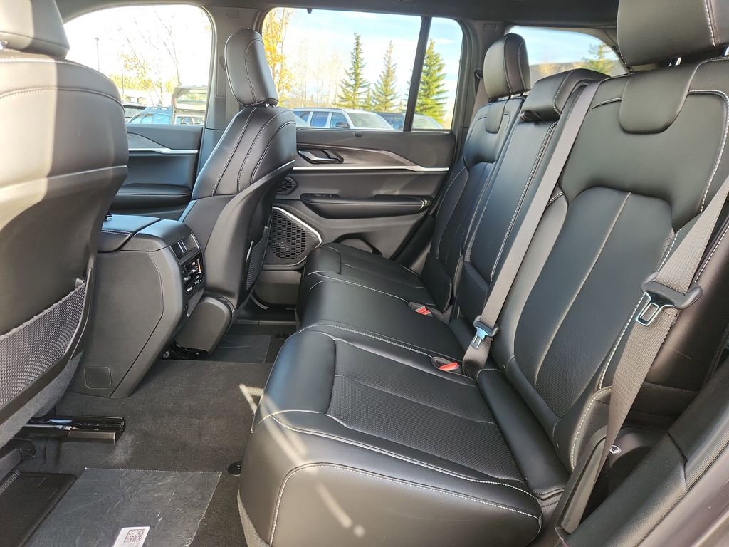 New 2025 Jeep Grand Cherokee Limited w/ Luxury Tech Group II image 24