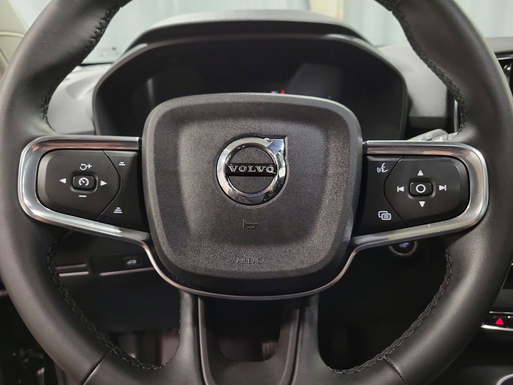 Used 2023 Volvo XC40 B5 Plus AWD/4WD image 18