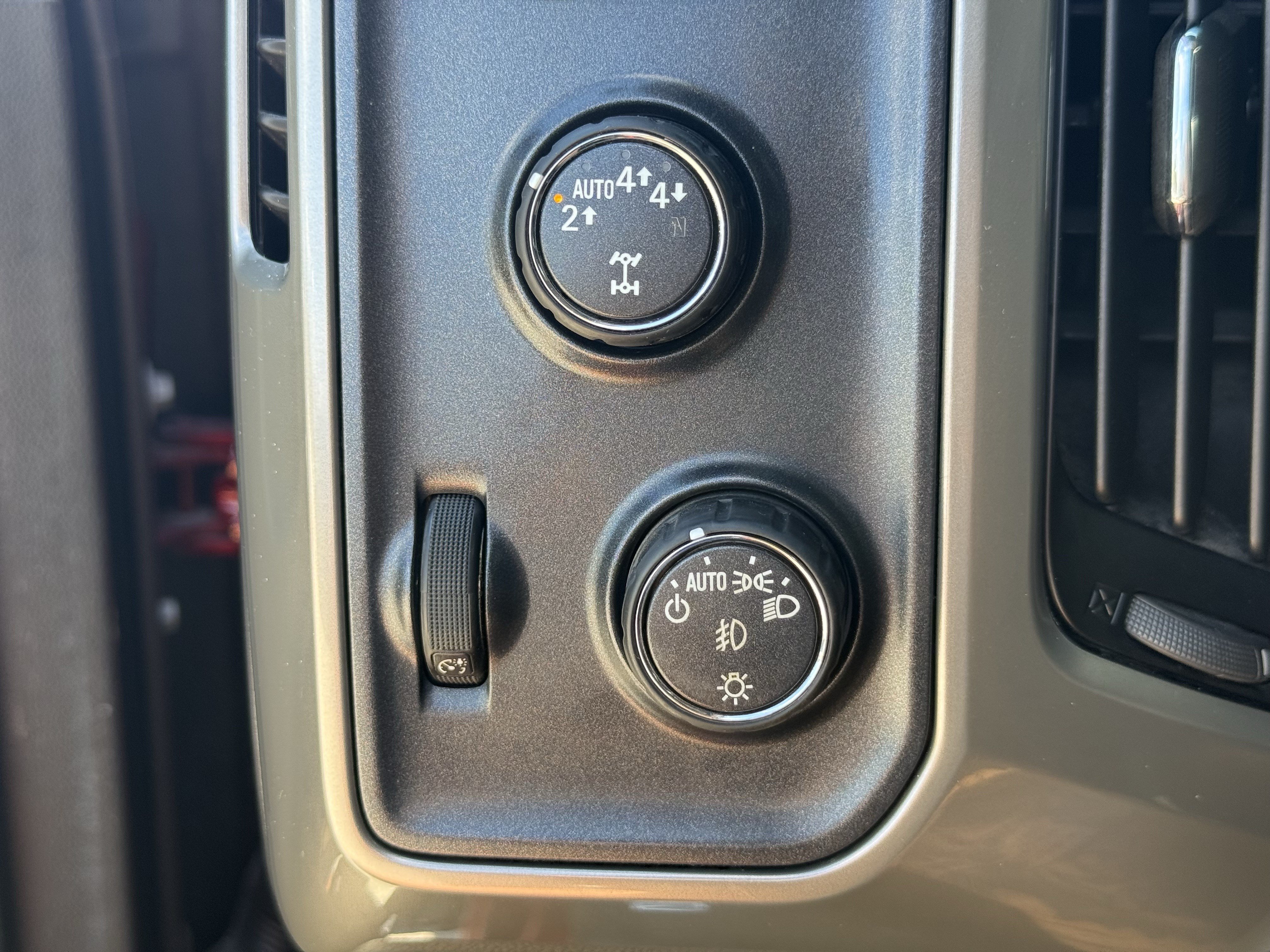 Used 2018 Chevrolet Silverado 1500 High Country AWD/4WD image 23