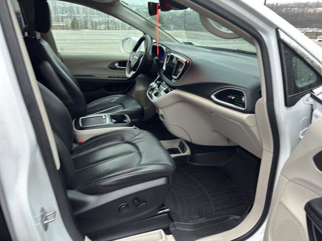 Used 2020 Chrysler Pacifica Touring-L Plus w/ Advanced Safetytec Group FWD image 19