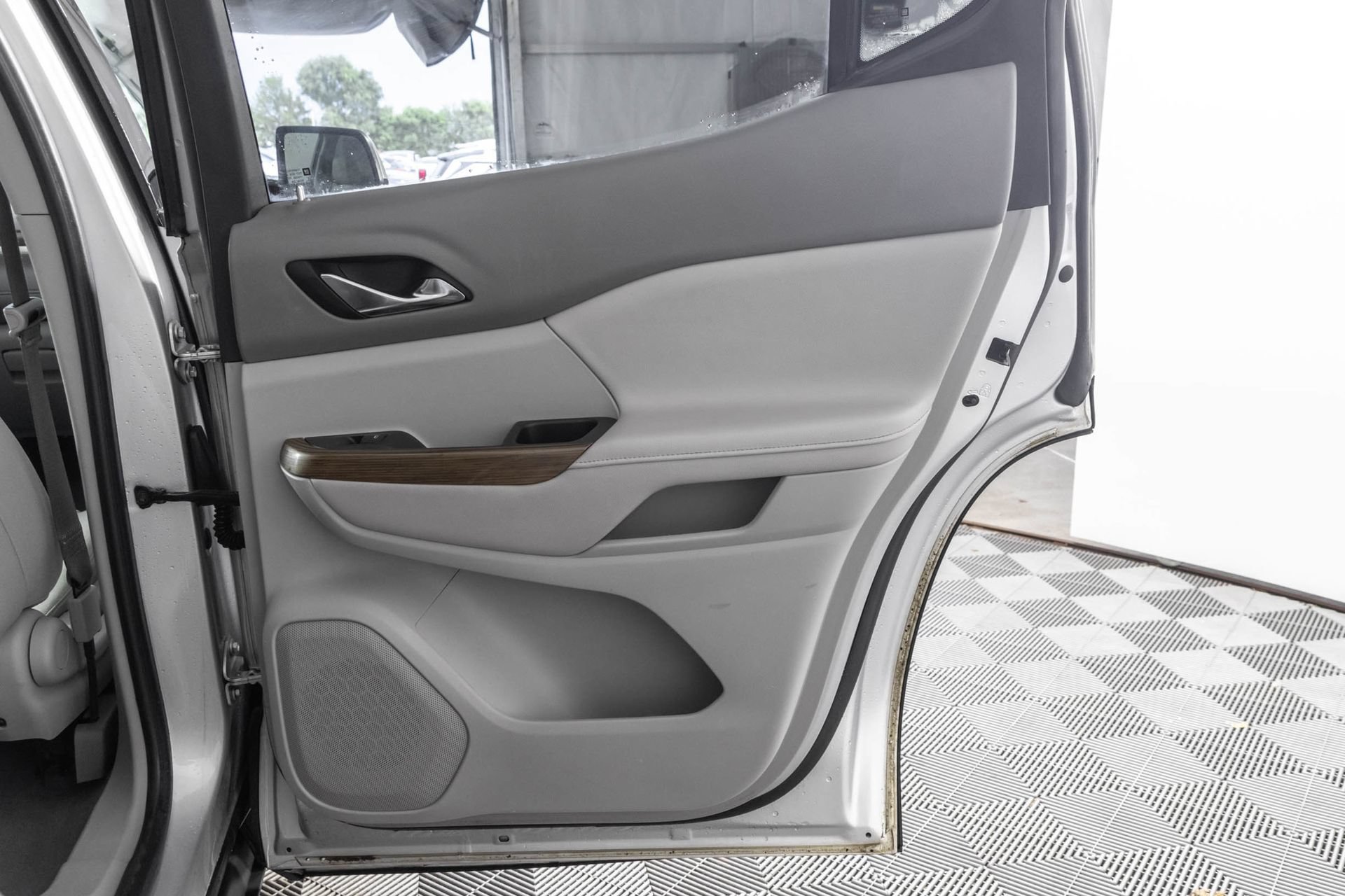 Used 2018 GMC Acadia SLE FWD image 44