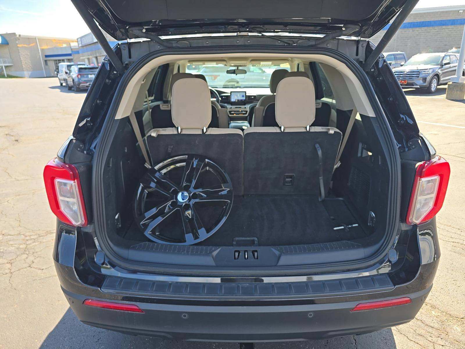 Used 2023 Ford Explorer XLT AWD/4WD image 13