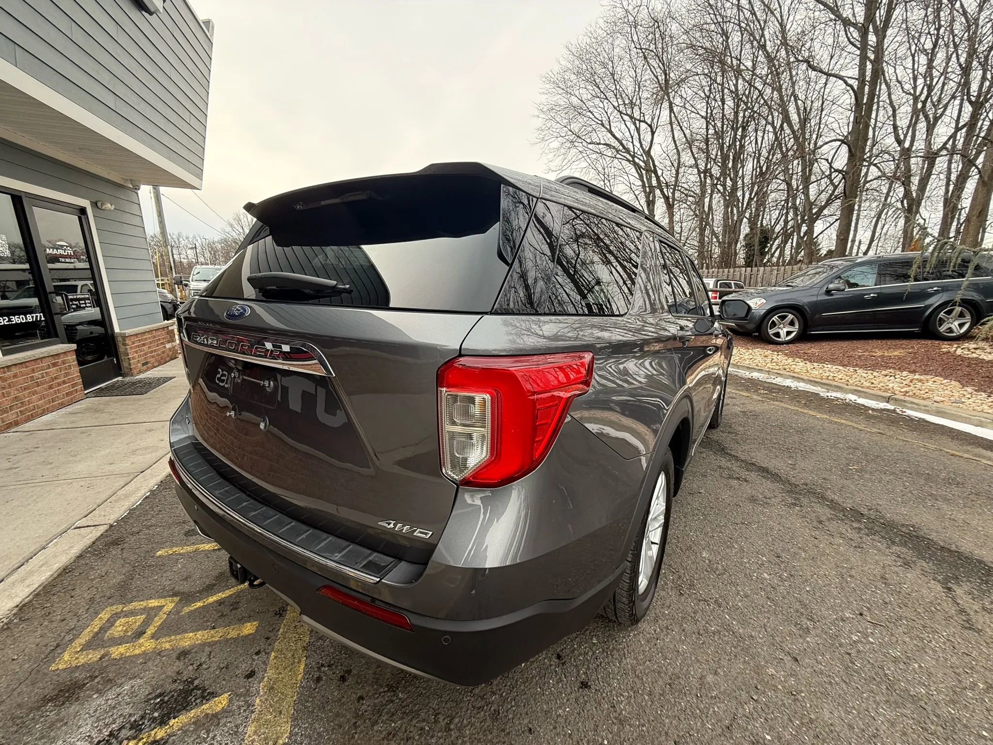 Used 2021 Ford Explorer XLT w/ Equipment Group 202A image 6