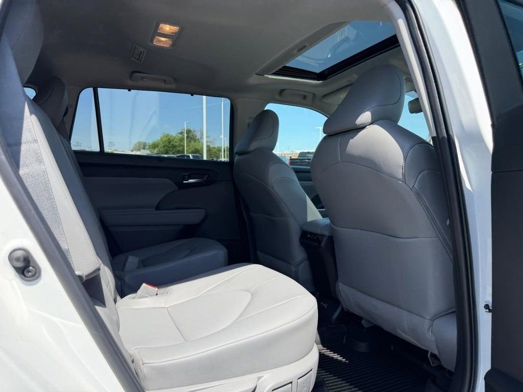 Used 2022 Toyota Highlander XLE AWD/4WD image 11