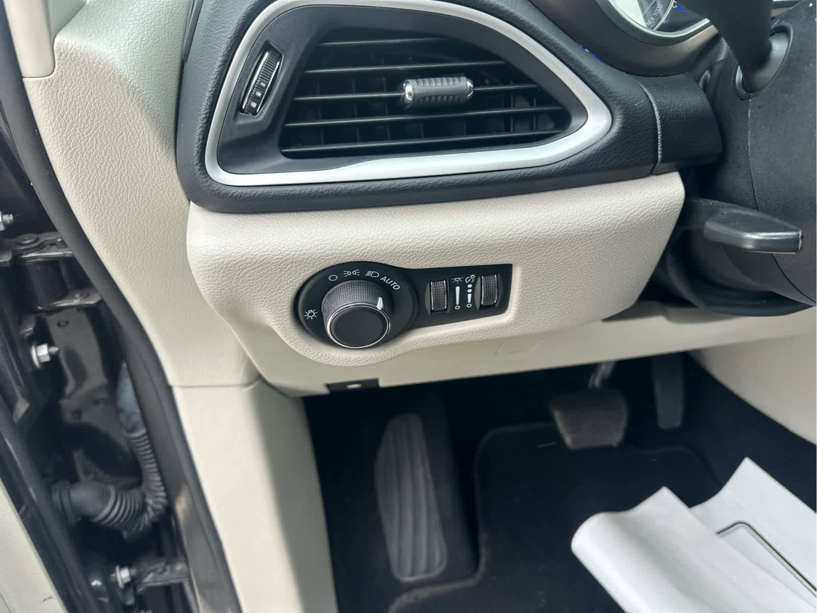 Used 2023 Chrysler Voyager LX image 21