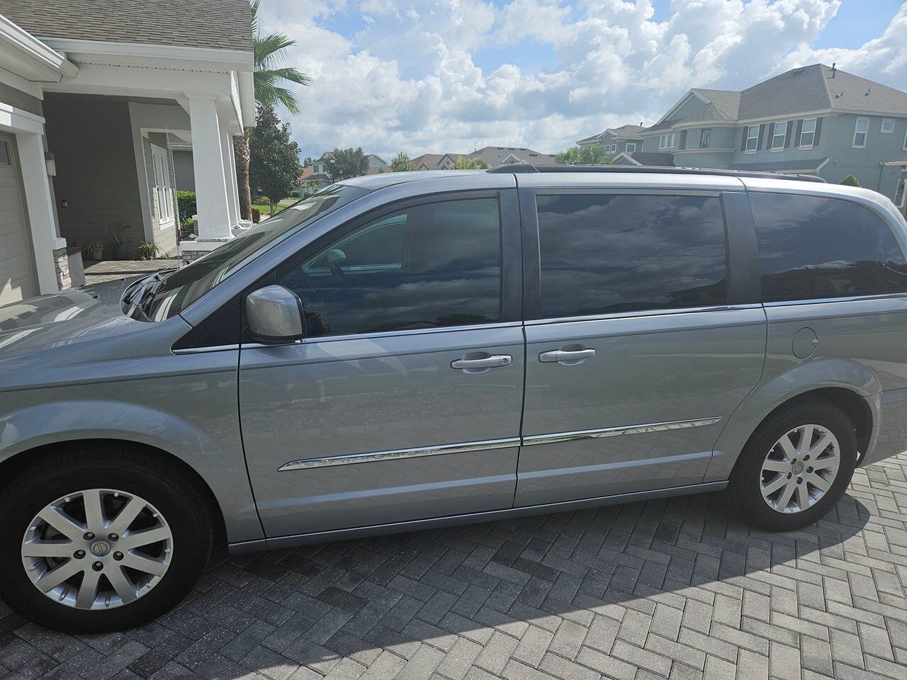 Used 2016 Chrysler Town & Country Touring FWD image 8