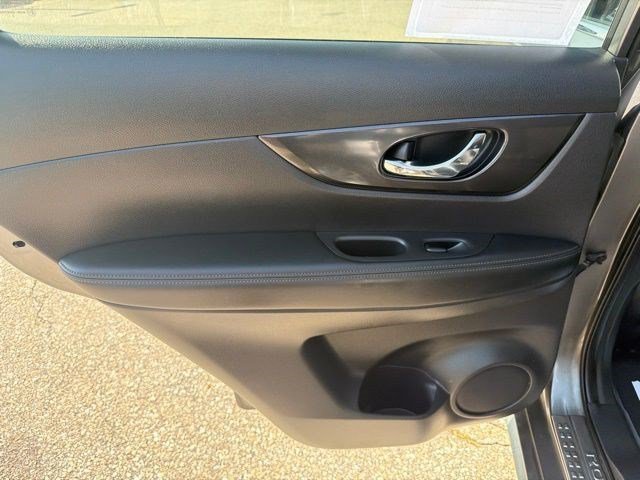 Used 2017 Nissan Rogue SV w/ SV Premium Package AWD/4WD image 14