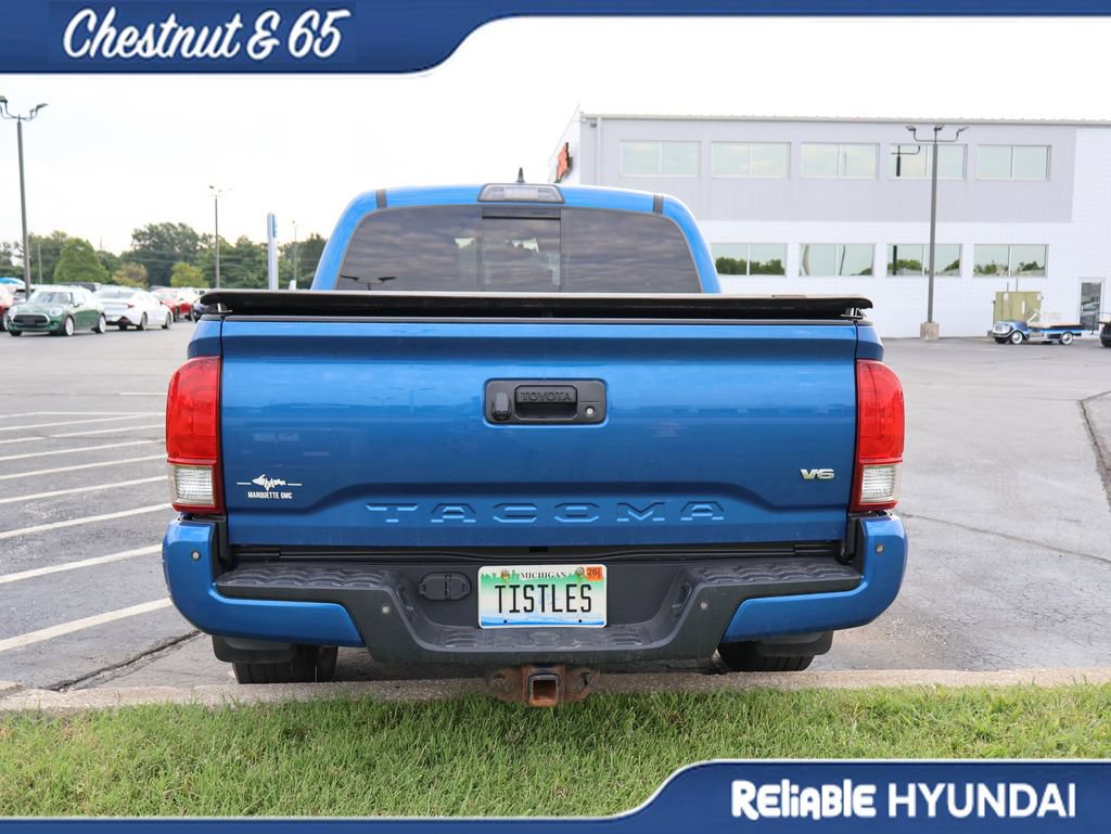 Used 2017 Toyota Tacoma TRD Sport AWD/4WD image 17