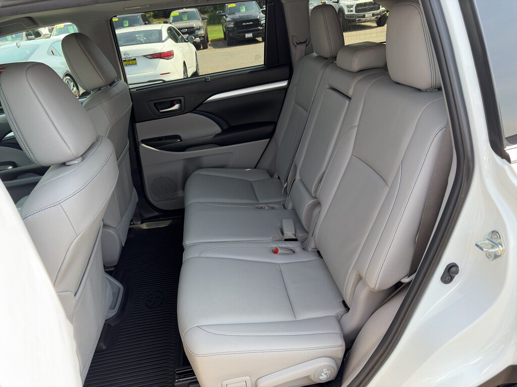 Used 2019 Toyota Highlander XLE AWD/4WD image 17