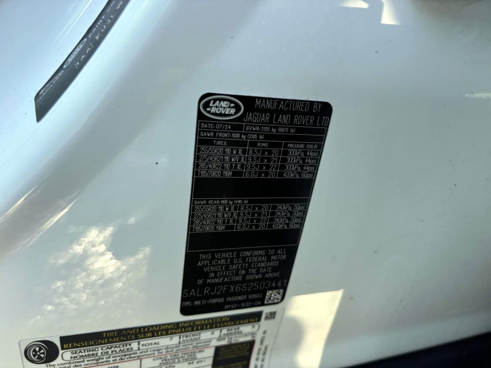 Used 2025 Land Rover Discovery S image 27