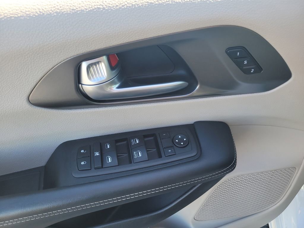 Used 2024 Chrysler Pacifica Touring-L image 15