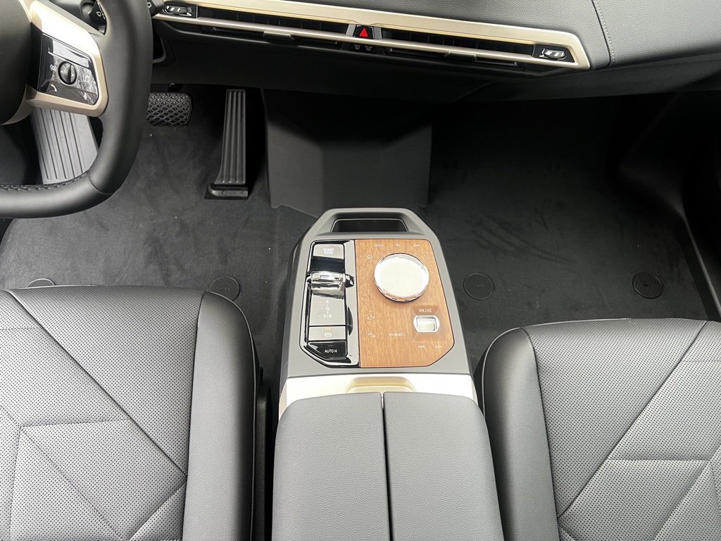 Used 2025 BMW iX xDrive50 image 18