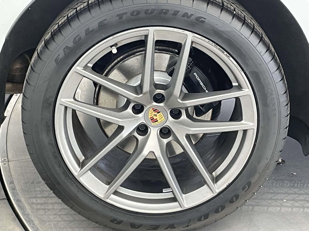 Certified 2023 Porsche Macan image 13