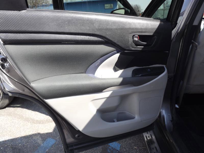 Used 2017 Toyota Highlander LE w/ Carpet Mat Package FWD image 22