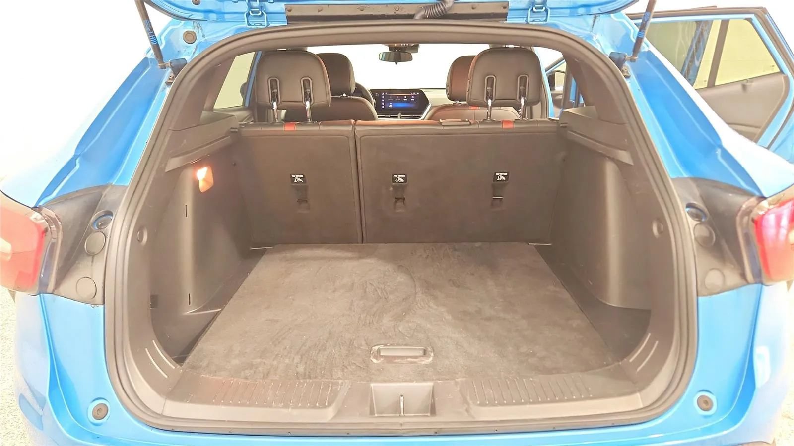 Used 2025 Chevrolet Trax RS w/ Sunroof Package FWD image 19