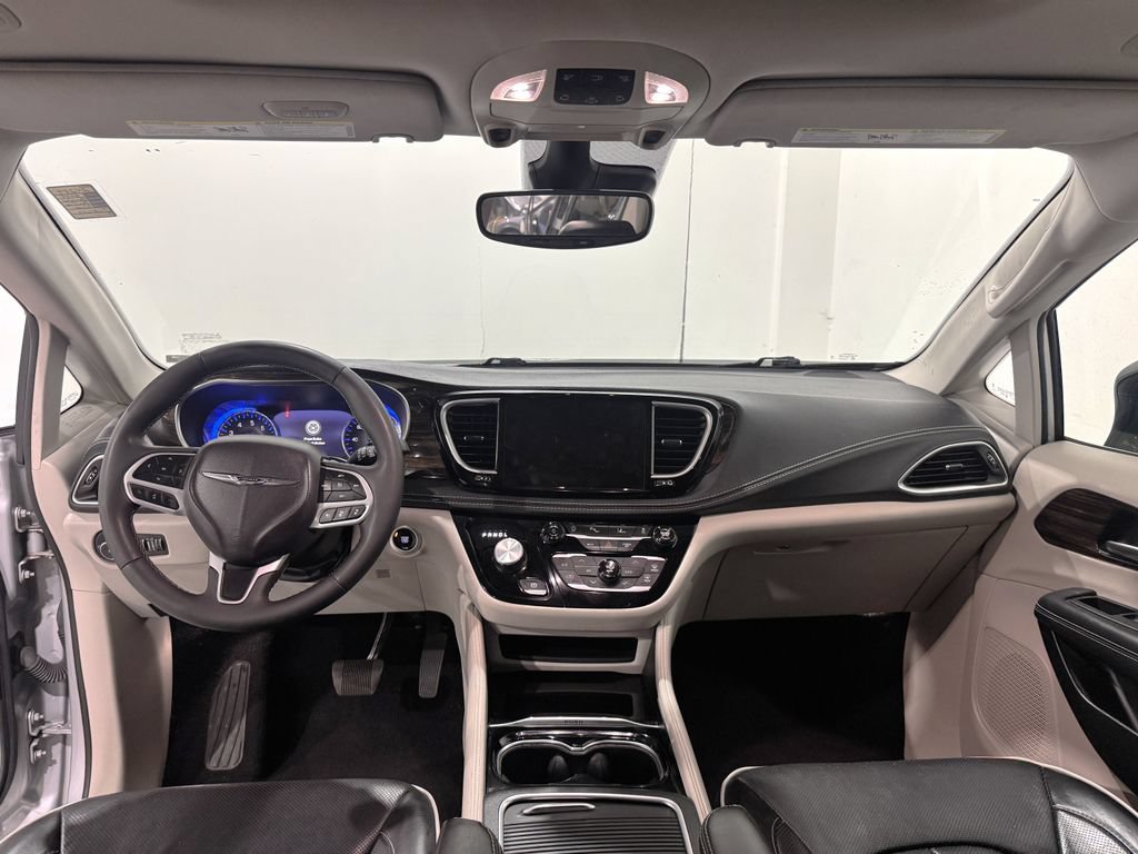Used 2024 Chrysler Pacifica Limited FWD image 2