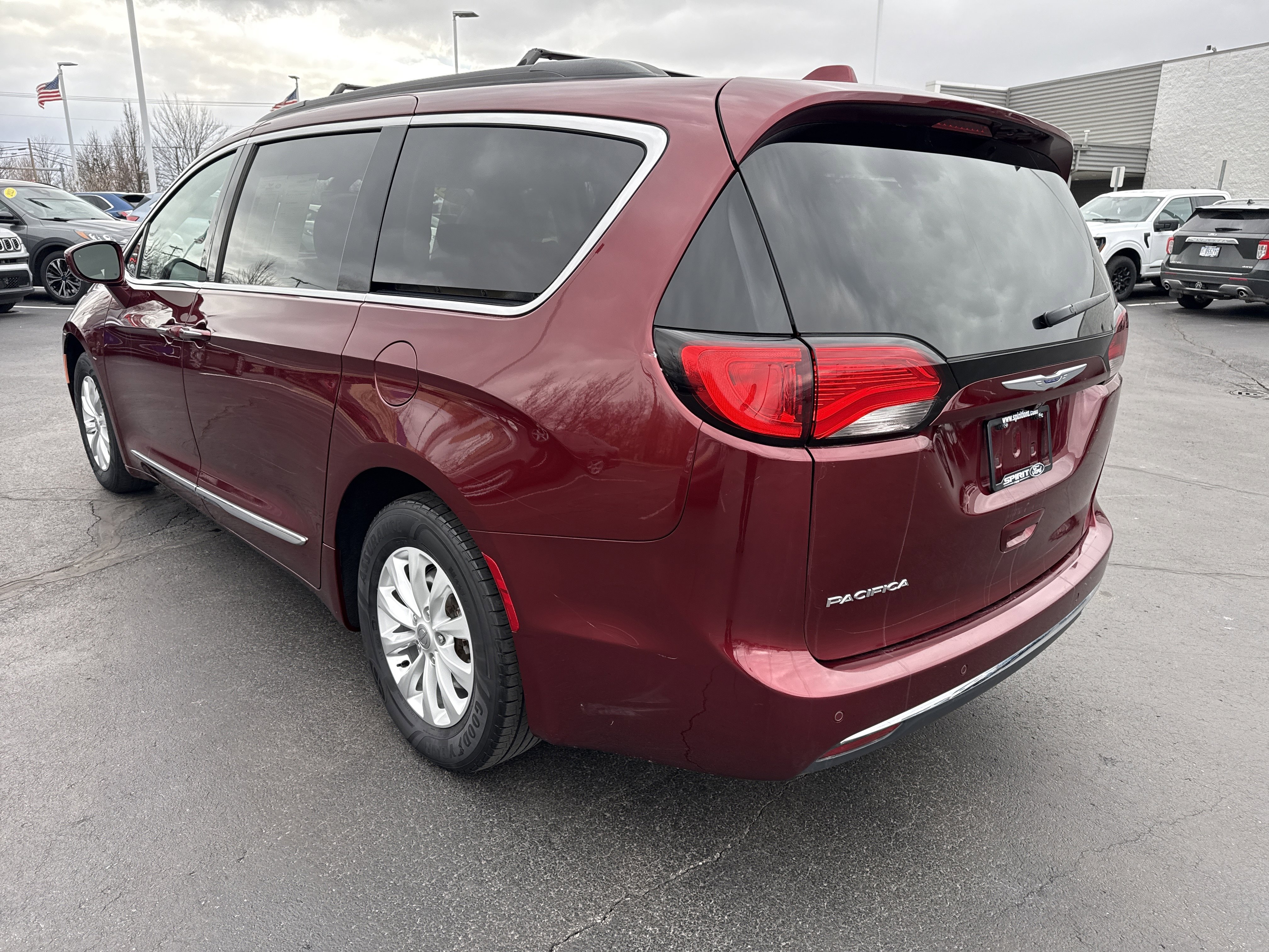 Used 2017 Chrysler Pacifica Touring-L image 6