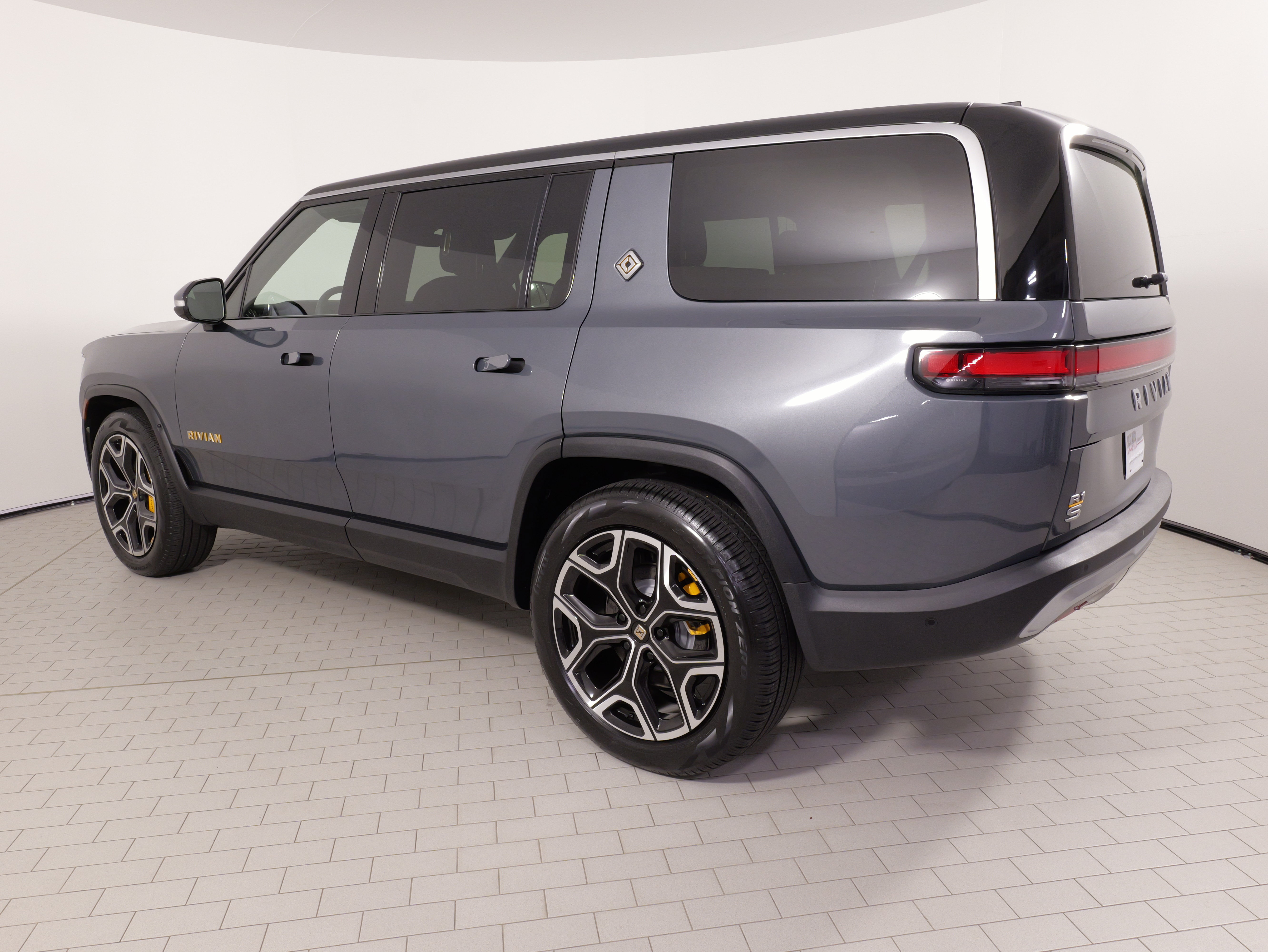 Used 2023 Rivian R1S Adventure AWD/4WD image 16