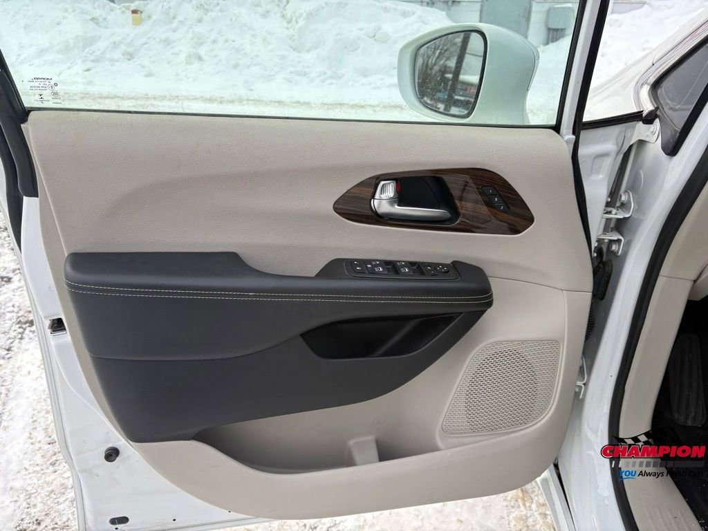 Used 2021 Chrysler Pacifica Limited image 14