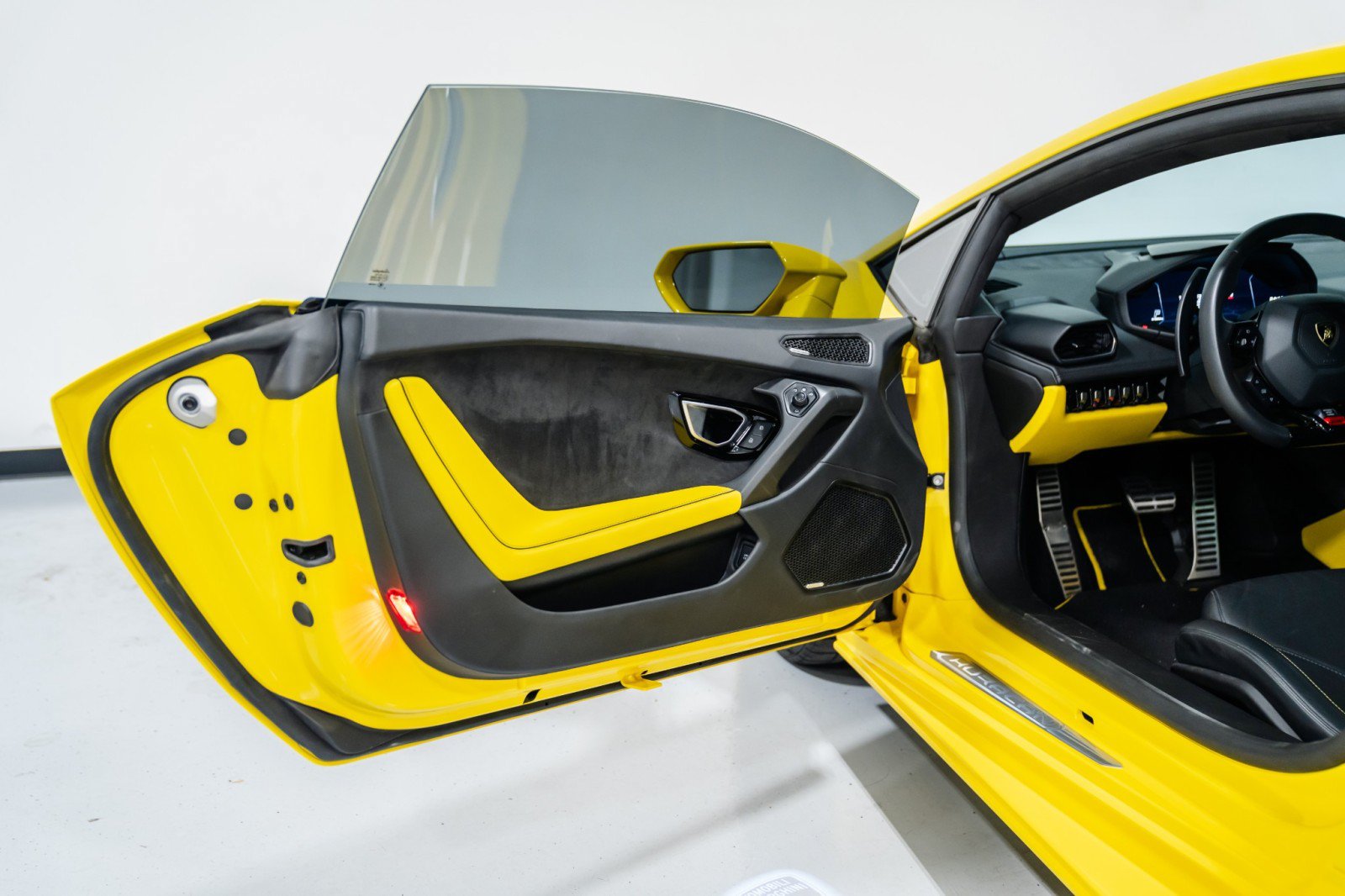 Used 2021 Lamborghini Huracan EVO RWD image 26