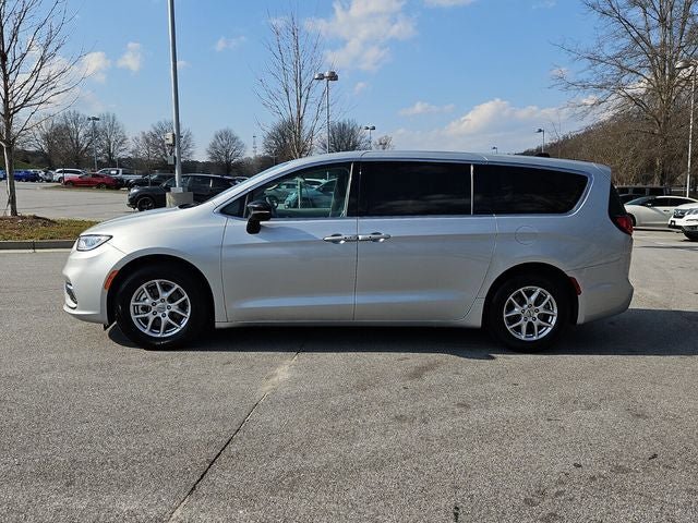 Used 2024 Chrysler Pacifica Touring-L image 2