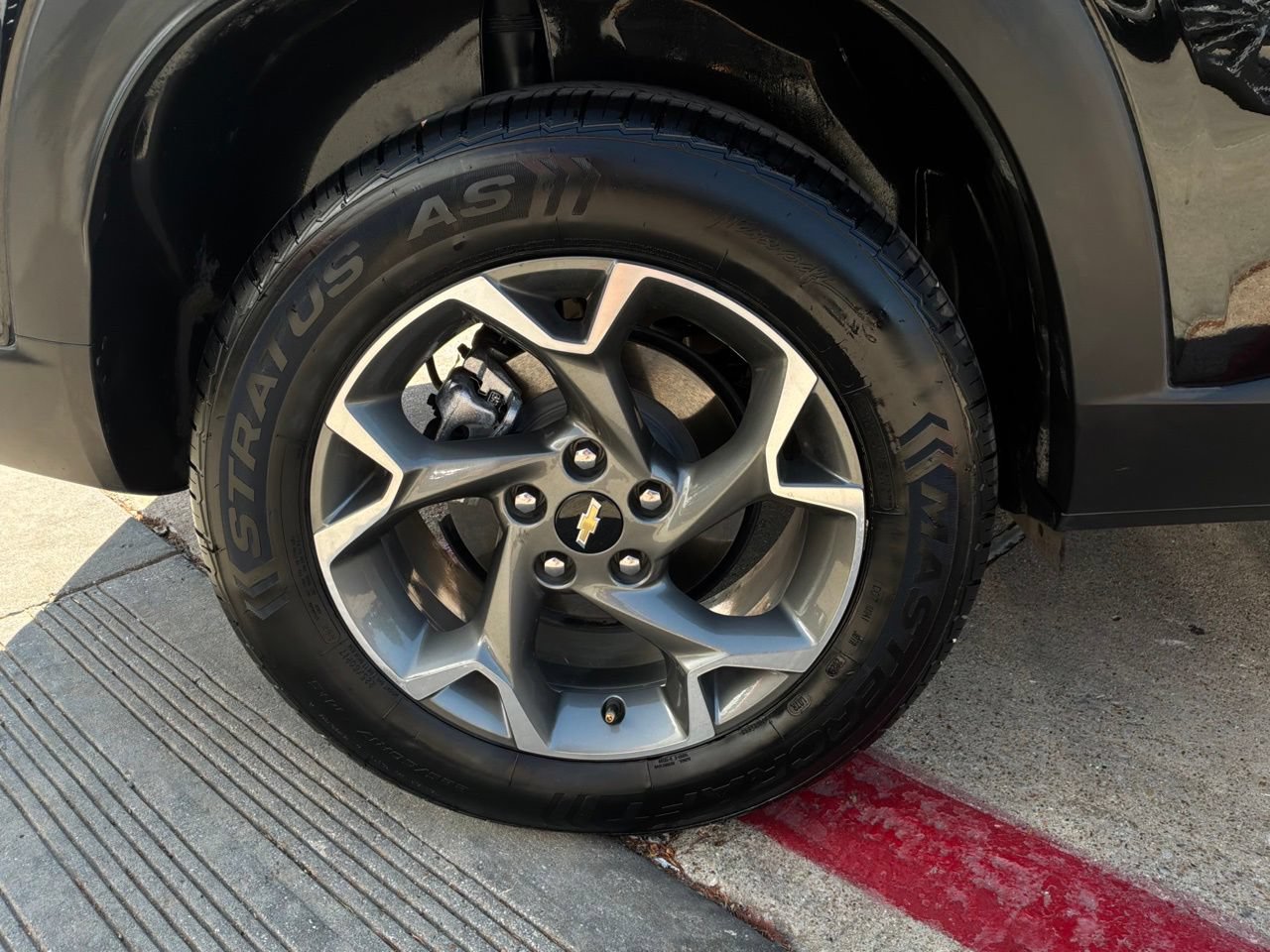 Used 2025 Chevrolet Trax LT FWD image 9