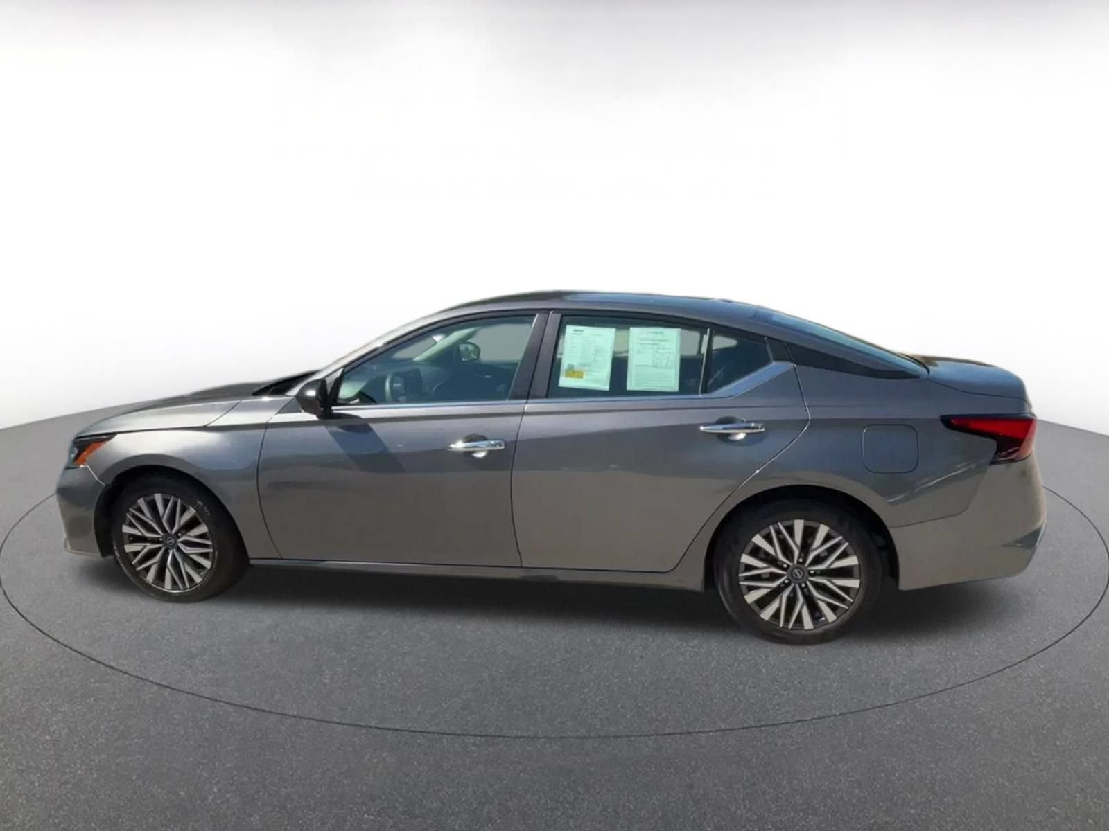 Used 2025 Nissan Altima 2.5 SV FWD image 8