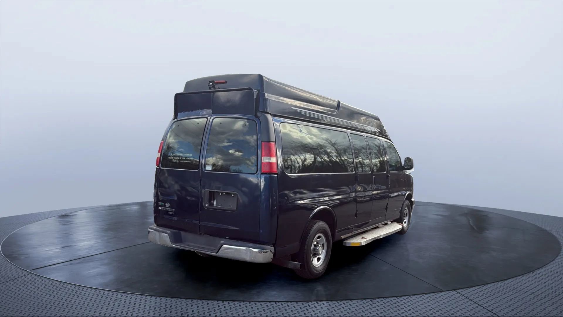 Used 2010 Chevrolet Express 3500 LT w/ LT Preferred Equipment Group image 5