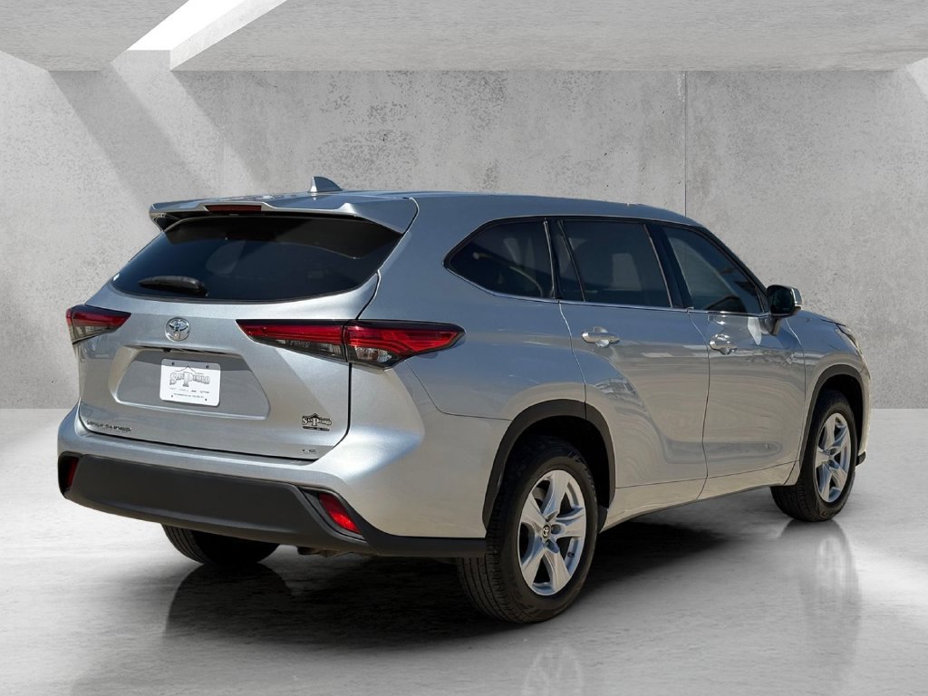 Used 2020 Toyota Highlander LE FWD image 5