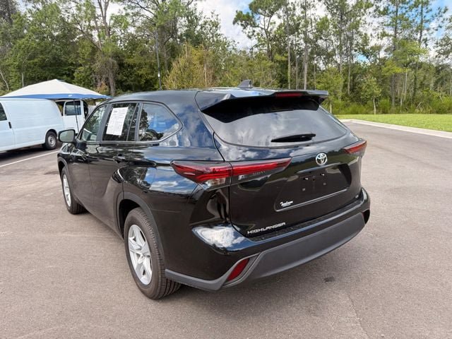 Used 2025 Toyota Highlander LE FWD image 17