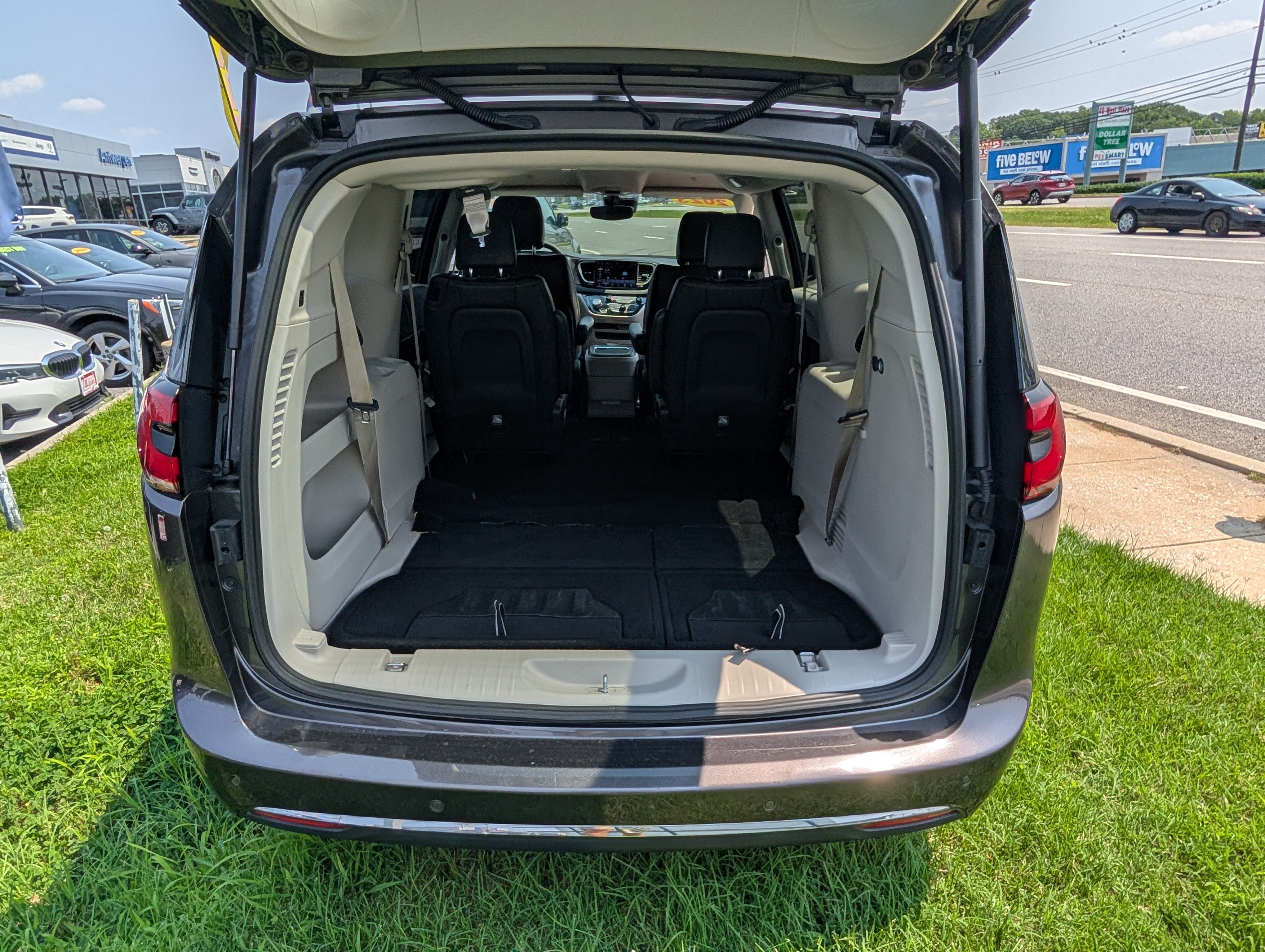 Used 2023 Chrysler Pacifica Touring-L FWD image 13